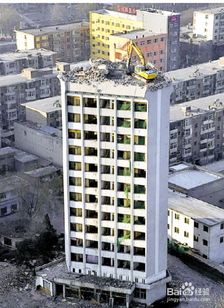 挖掘机是怎么上几十层楼顶的