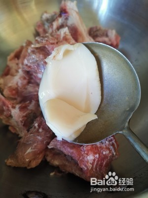 如何做内蒙古特色菜猪骨头烩酸菜？