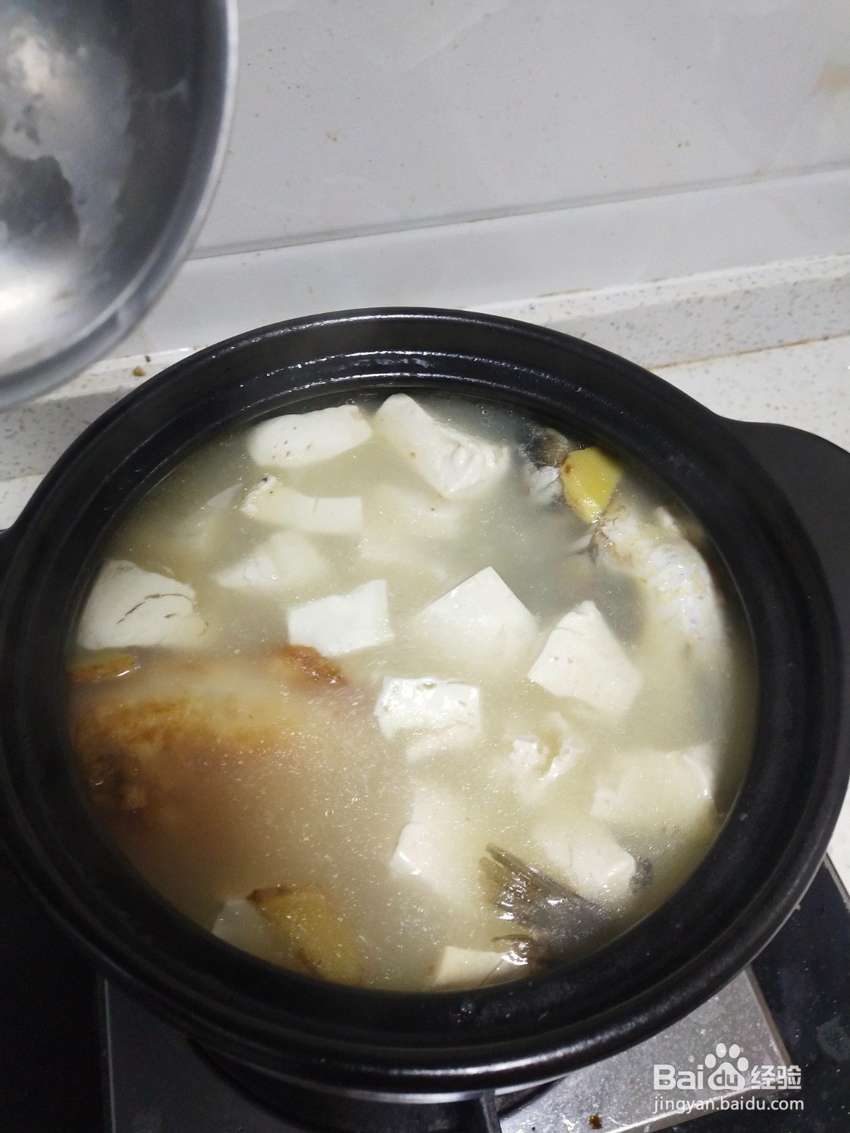 <b>鲫鱼豆腐汤怎样做成奶白色的呢</b>