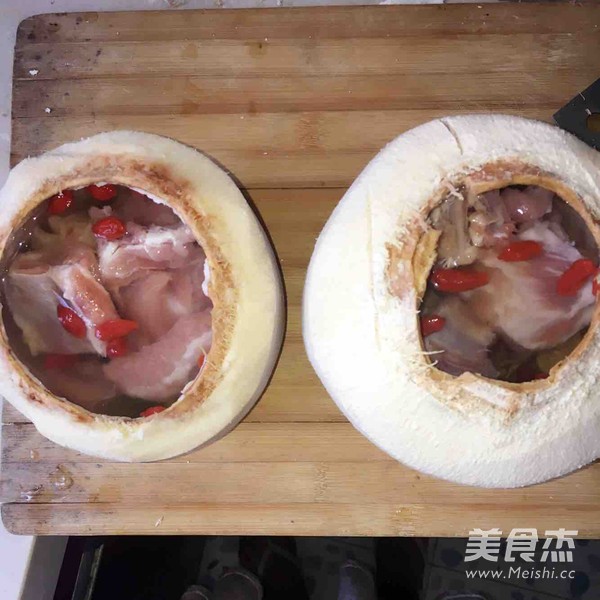 椰盅炖排骨的做法