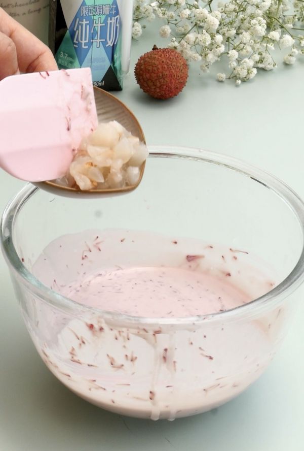 杨梅冰激凌纸杯蛋糕