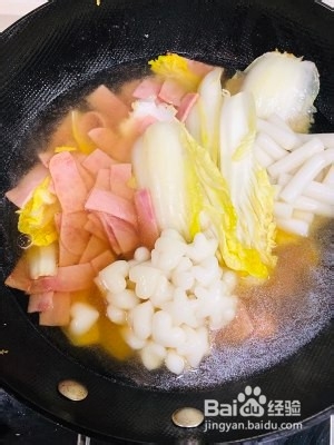 养生食补白菜火腿年糕汤