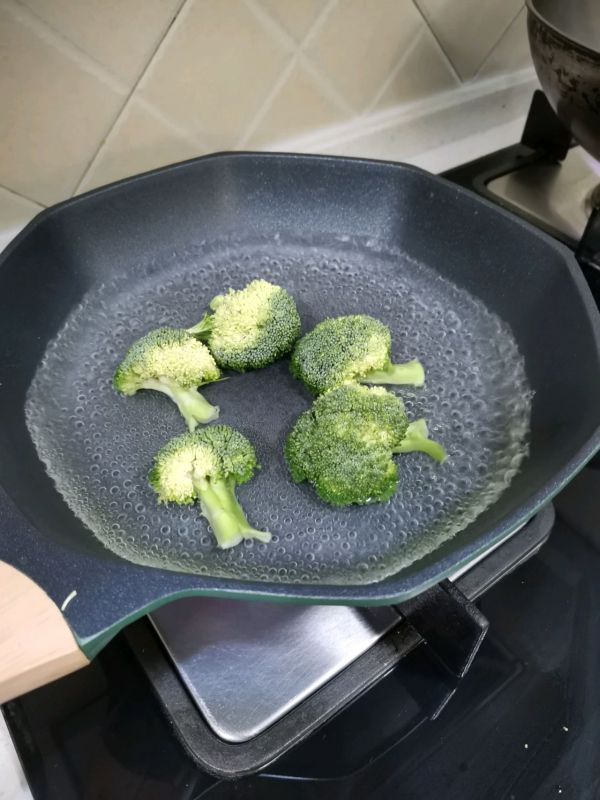 土豆鸡蛋西兰花沙拉三明治