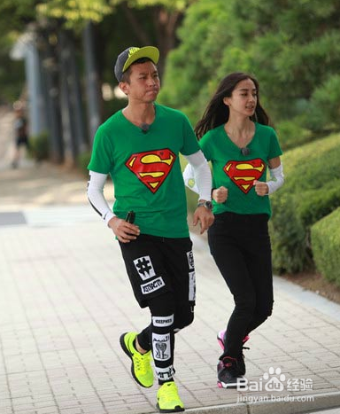 不宜空腹晨跑，但吃了东西又不宜做运动