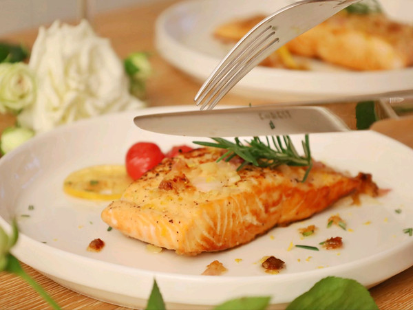 柠檬蒜香薄盐煎三文鱼