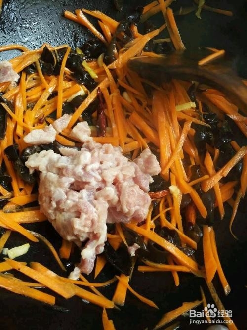 胡萝卜木耳炒肉片的做法