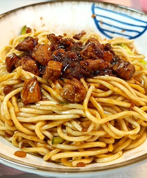 周末轻松早餐炸酱面