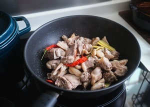 养生食补芋头焖鸭的做法
