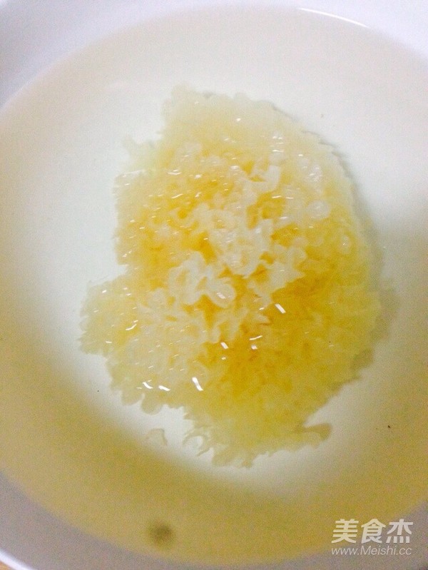 香蕉莲子红枣银耳汤