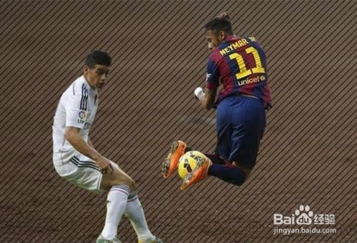 踢足球怎样彩虹过人