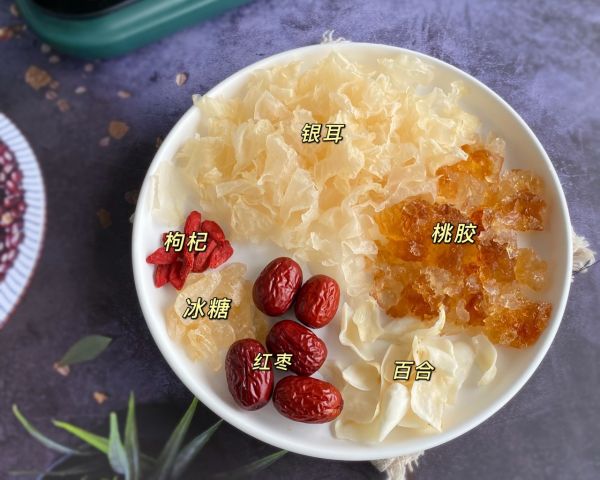 银耳桃胶红枣羹