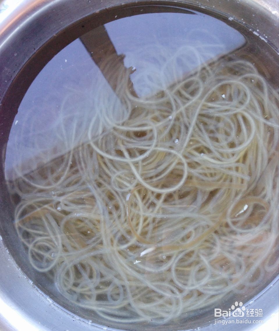 怎样做凉拌杭椒土豆粉呢？