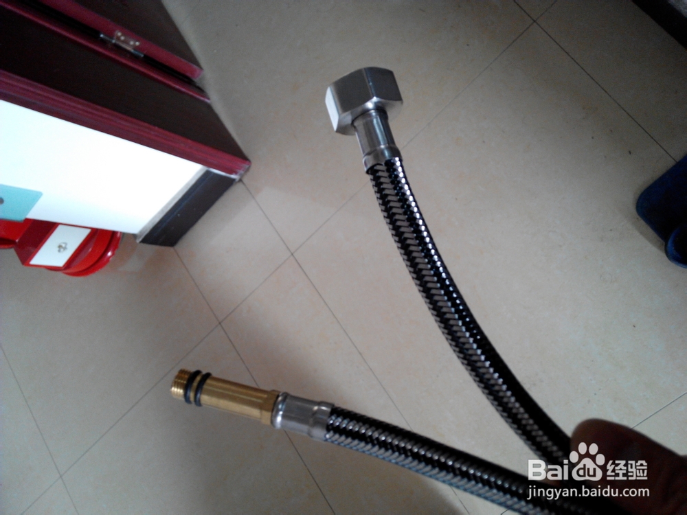 如何换水龙头的进水软管