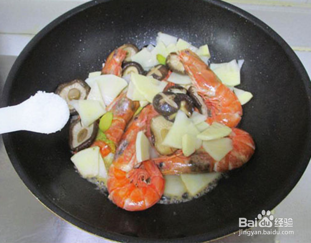 香气四溢，味道鲜嫩的春笋香菇烧大虾