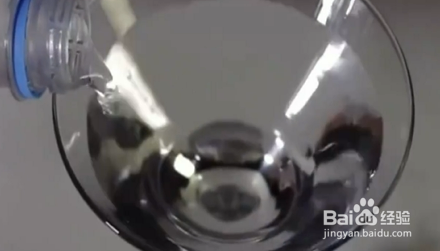 如何让矿泉水快速结冰？