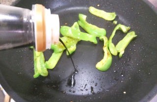 青椒炝炒荷包蛋制作的步骤