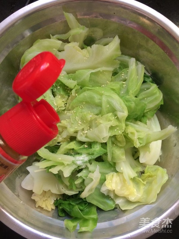 夏季清爽的凉拌包菜