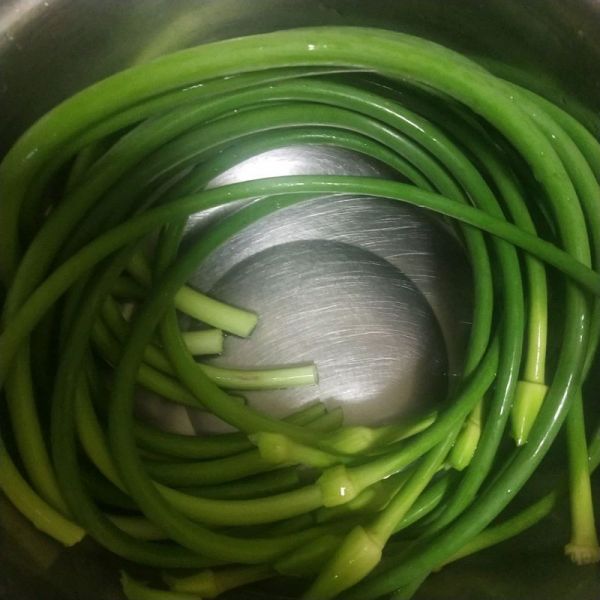 蒜薹肉片白玉菇