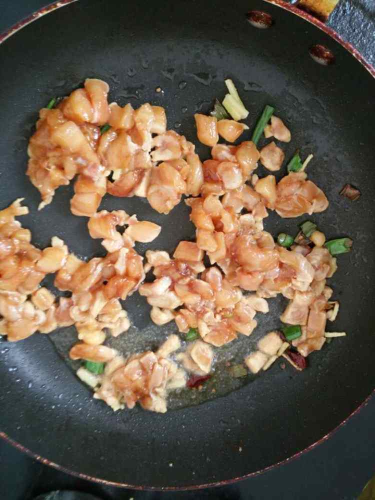 鸡丁炒豌豆这样做更好吃！