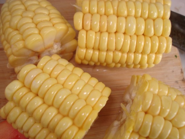 超级简单又美味的番茄玉米大骨汤