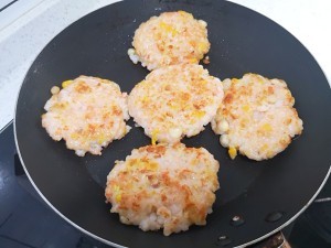 玉米虾饼制作过程