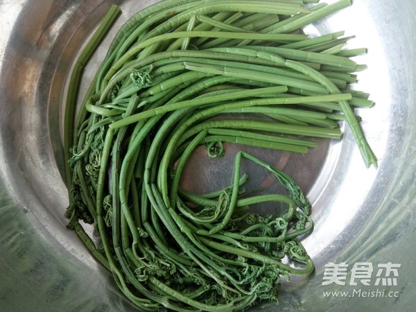 果仁拌蕨菜的做法