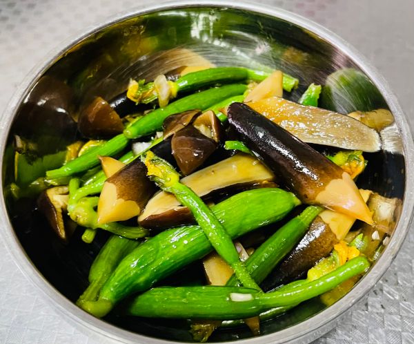 捞汁鸡枞菌拌黄瓜花