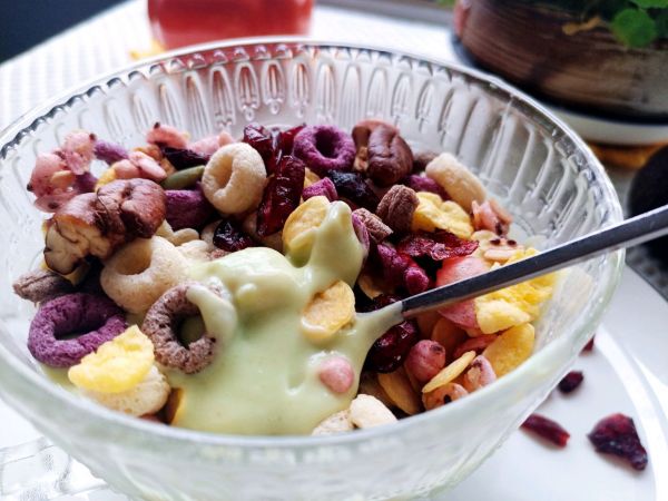 牛油果蔓越莓能量杯