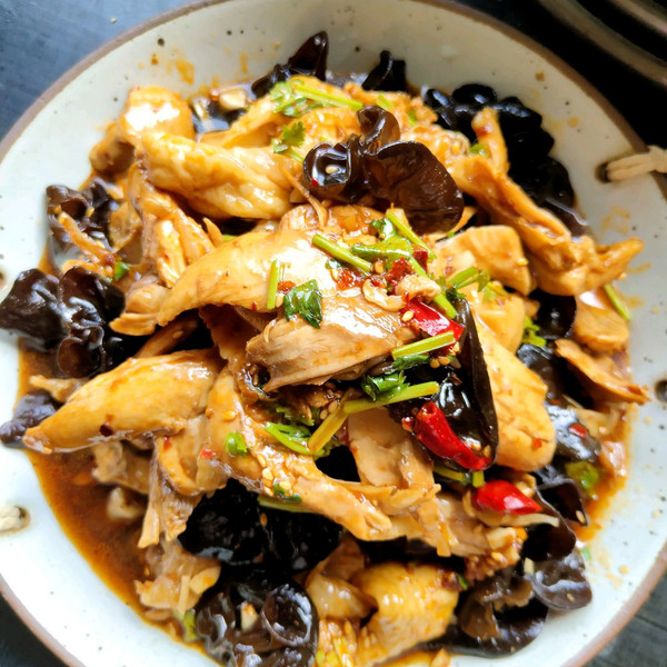 捞汁黑木耳拌鸡腿