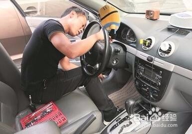 车钥匙不小心锁到车里怎么办