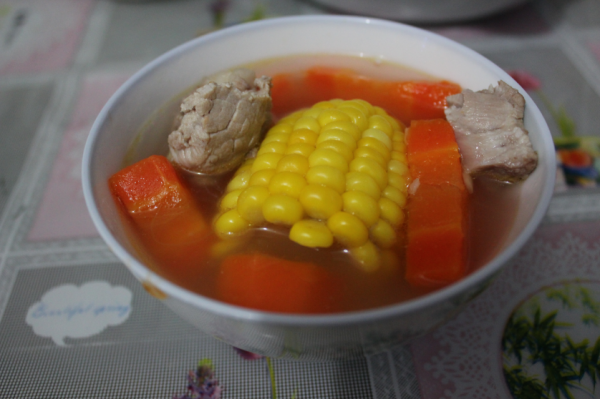 胡萝卜玉米骨头汤