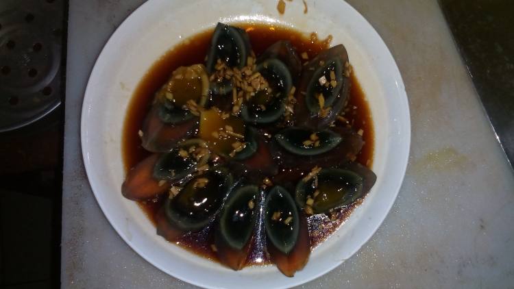 超级美味的姜汁松花蛋，今天就来教你做