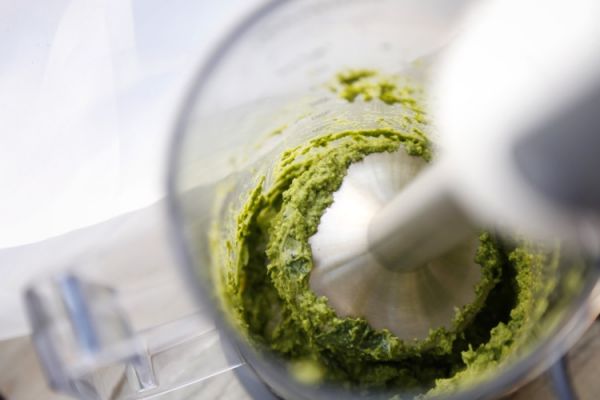 生火腿蜜瓜佐青酱面包片