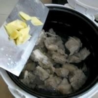 莲藕排骨汤的做法