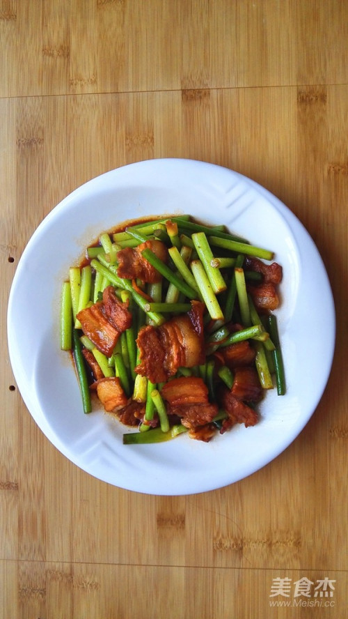 五花肉烧蒜苗