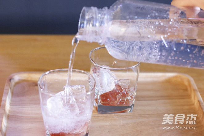 草莓苏打水的做法