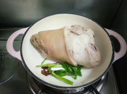 如何做招财肘子