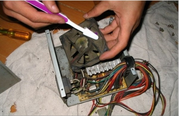 电脑无法开机，电源风扇不转，急。