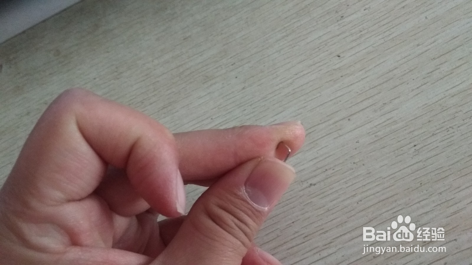 如何用一个订书钉做简易的中性笔的支架