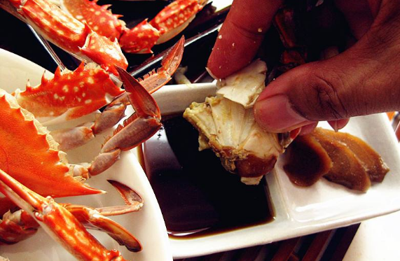 为什么吃螃蟹要沾醋