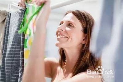 如何清洗有颜色衣服上的顽固污渍