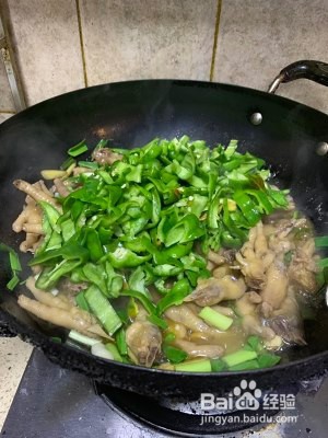 健康养生佳品青椒炒鸡爪的做法