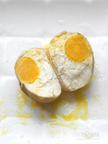 <b>制作金黄流油的腌鸡蛋</b>