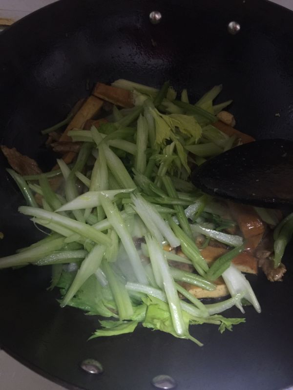 芹菜肉片炒香干