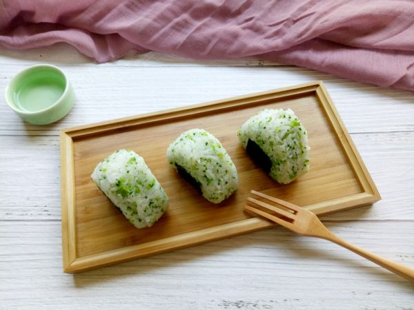 西兰花肉松饭团