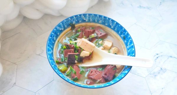 冬天喝猪血豆腐汤