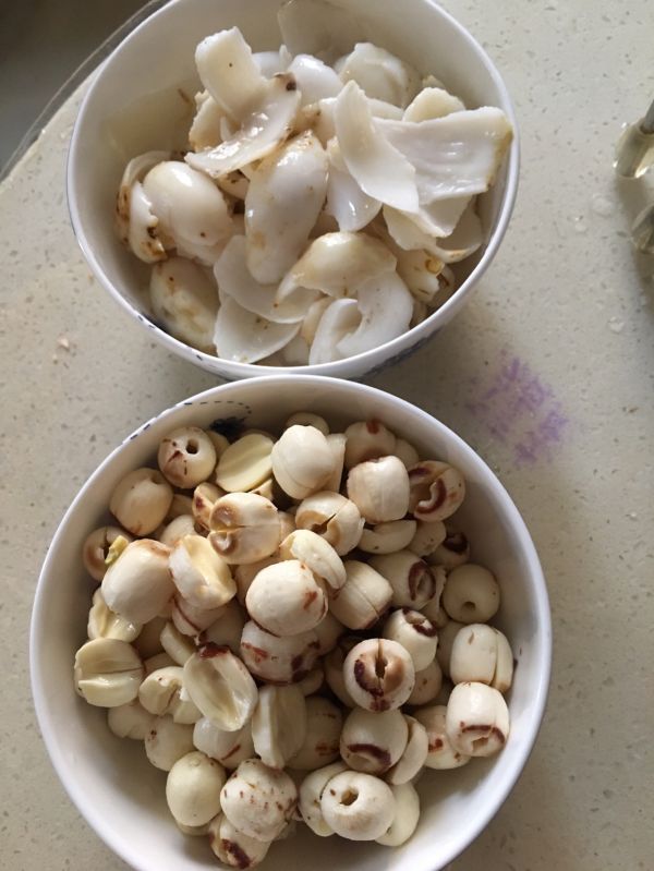 银耳莲子红枣枸杞汤