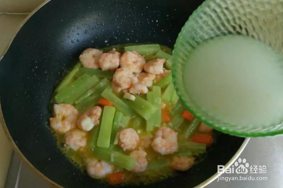 莴笋炒虾仁的做法