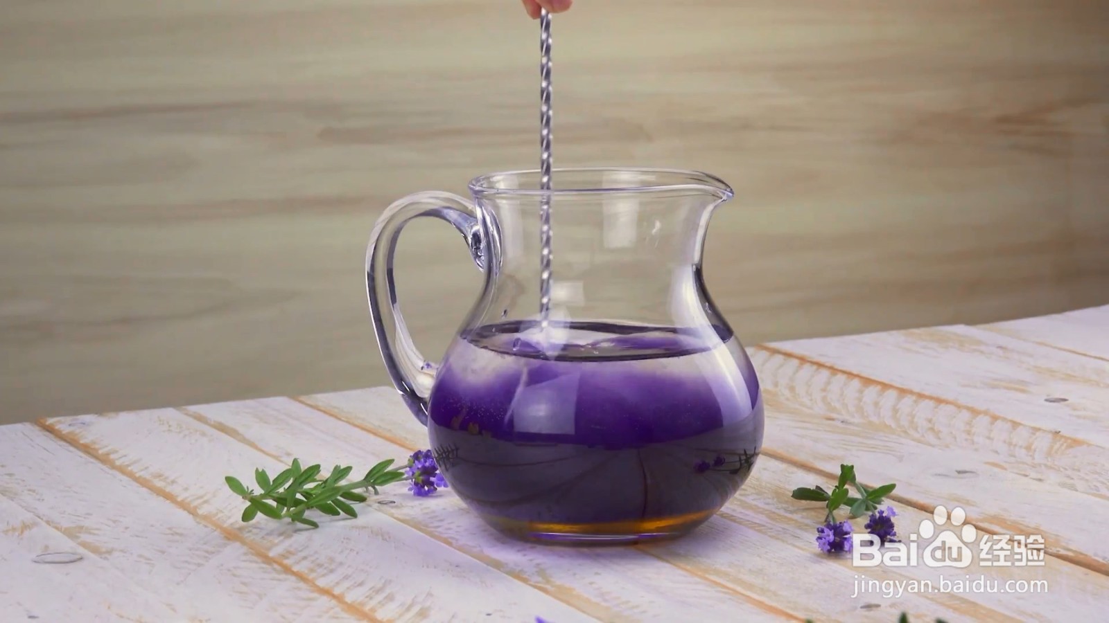 怎么调配一杯紫色的薰衣草柠檬汁