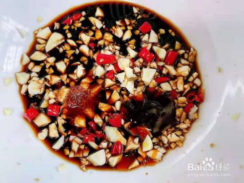 将搅拌好的汁水和大蒜小米椒混合.